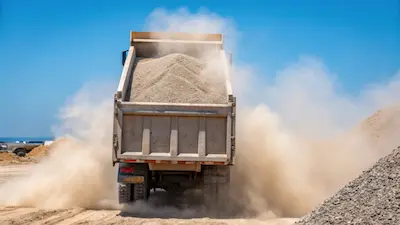 Revestimento em UHMW Nexus aplicado em caçamba basculante para evitar aderência e facilitar descarga de materiais.